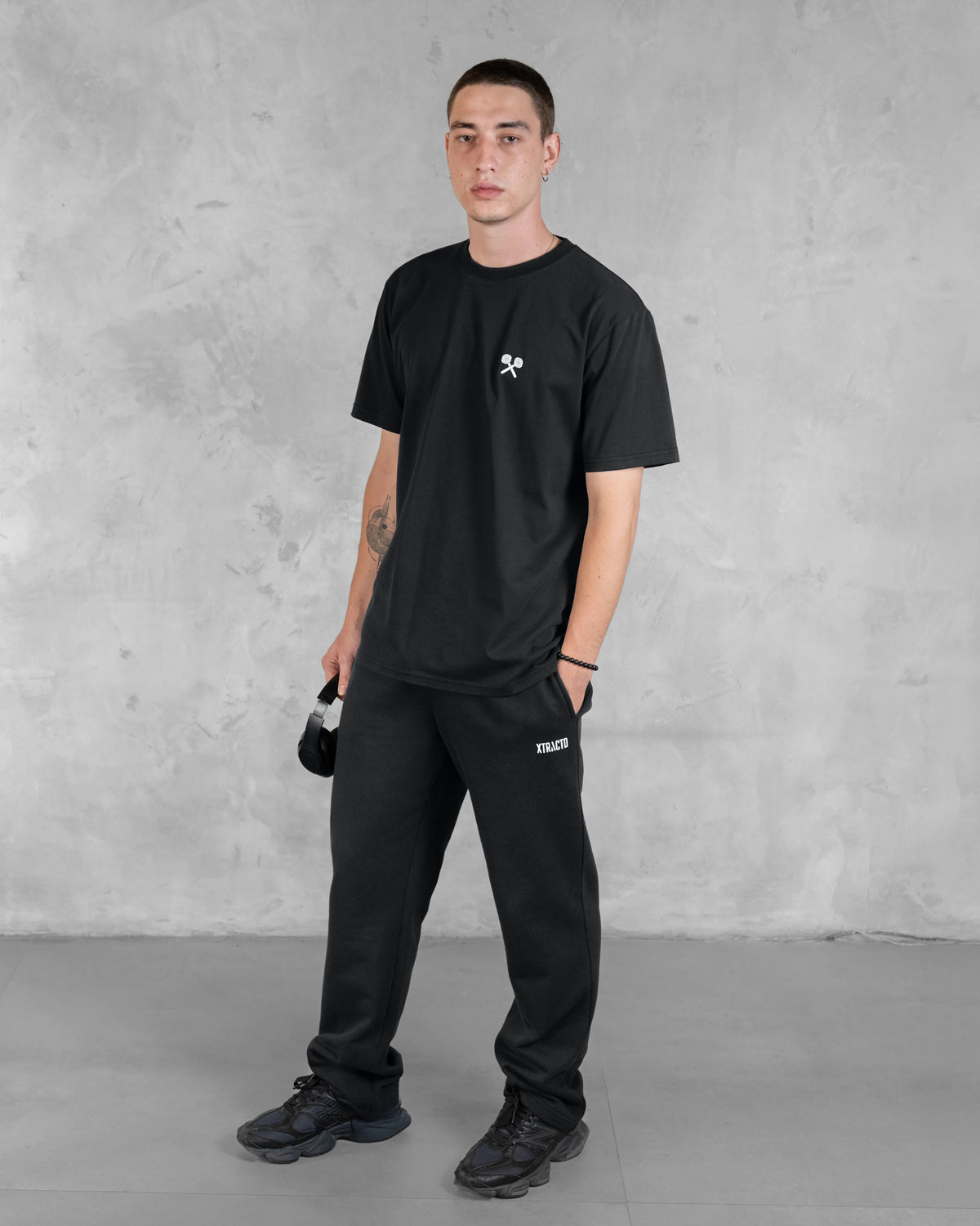 Ganzkörperaufnahme des Models mit schwarzem XTRACTD Urban Ape T-Shirt und Sweatpants