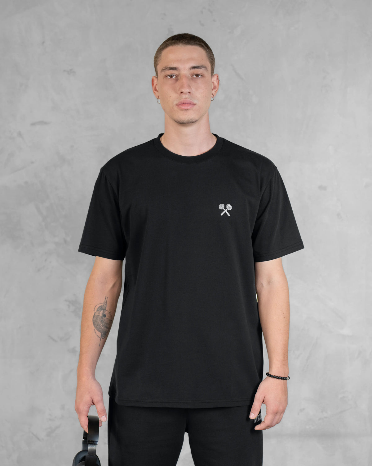 Schwarzes XTRACTD Urban Ape T-Shirt von vorne am Model, kleines weißes Brustlogo