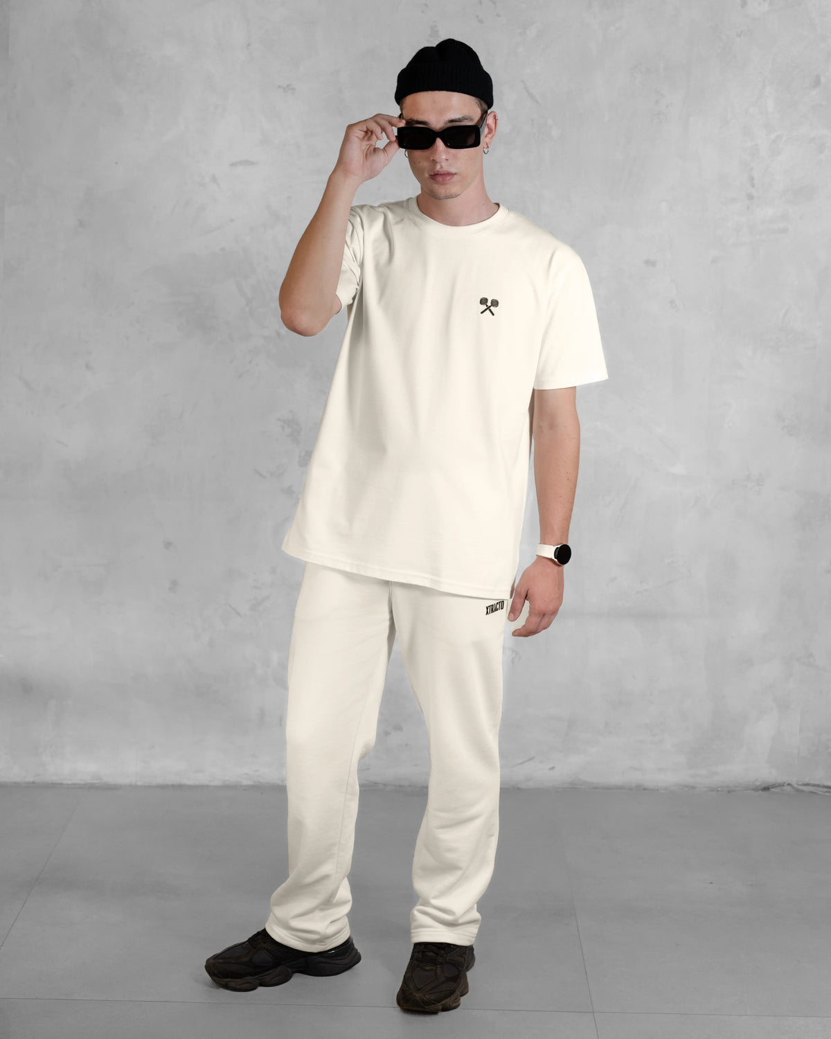 XTRACTD T-Shirt Urban Ape – Oat Milk – Ganzkörperansicht am Modell