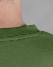 XTRACTD T-Shirt Basic in Coffee Leaf – Nahaufnahme des Rundhals-Bündchens und der Schulternaht