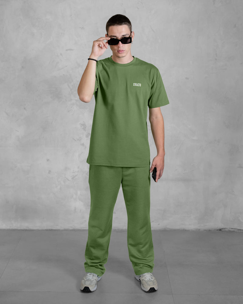 XTRACTD T-Shirt Basic in Coffee Leaf – Model trägt T-Shirt, Vorderansicht, ganzer Körper