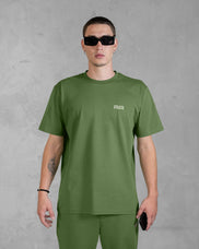 XTRACTD T-Shirt Basic in Coffee Leaf – Model trägt T-Shirt, Vorderansicht mit Brust-Logo