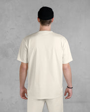 XTRACTD T-Shirt Basic in Oat Milk – Model von hinten, schlichtes Rückenteil ohne Print