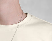 XTRACTD T-Shirt Basic in Oat Milk – Nahaufnahme des Rundhals-Bündchens und der Schulternaht