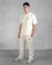 XTRACTD T-Shirt Basic in Oat Milk – Model trägt T-Shirt, Vorderansicht, ganzer Körper