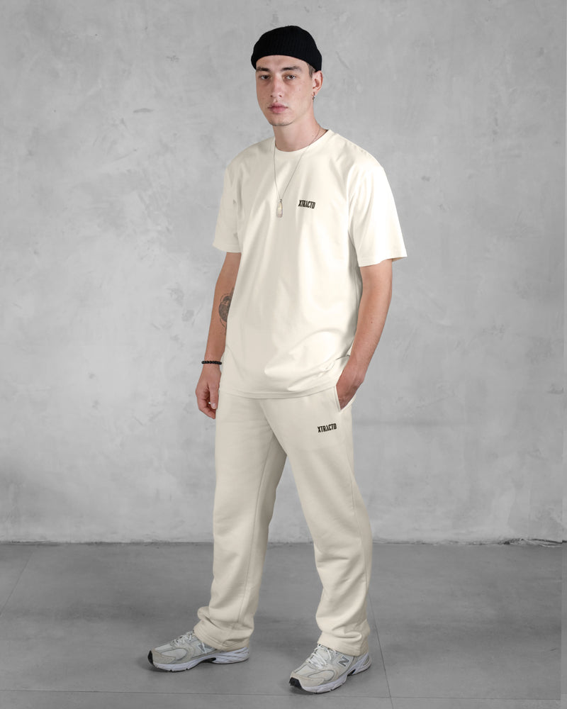 XTRACTD T-Shirt Basic in Oat Milk – Model trägt T-Shirt, Vorderansicht, ganzer Körper