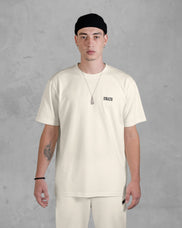 XTRACTD T-Shirt Basic in Oat Milk – Model trägt T-Shirt, Vorderansicht mit Brust-Logo
