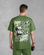 XTRACTD T-Shirt Rebellion in Coffee Leaf – Rückenprint mit Siebträger-Superheld und Schriftzug Fight for Good Coffee
