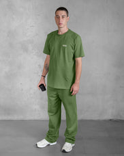 XTRACTD T-Shirt Rebellion in Coffee Leaf – Model trägt T-Shirt, Vorderansicht, ganzer Körper