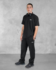 XTRACTD T-Shirt Rebellion in Espresso Black – Model trägt T-Shirt, Vorderansicht, ganze Figur mit Hose