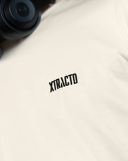 XTRACTD T-Shirt Rebellion in Oat Milk – Nahaufnahme des schwarzen Brust-Schriftzugs auf dem Shirt