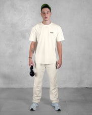 XTRACTD T-Shirt Rebellion in Oat Milk – Model trägt T-Shirt, Vorderansicht, ganzer Körper