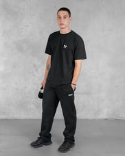 XTRACTD T-Shirt Urban Ape in Espresso Black – Model trägt T-Shirt, Vorderansicht, ganzer Körper