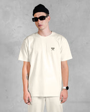 XTRACTD T-Shirt Urban Ape in Oat Milk – Model trägt T-Shirt, Vorderansicht